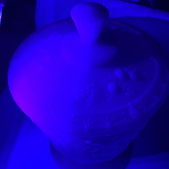 VTG Fenton blue satin glass Wild Strawberry footed with lid bowl - Picture 12 of 12